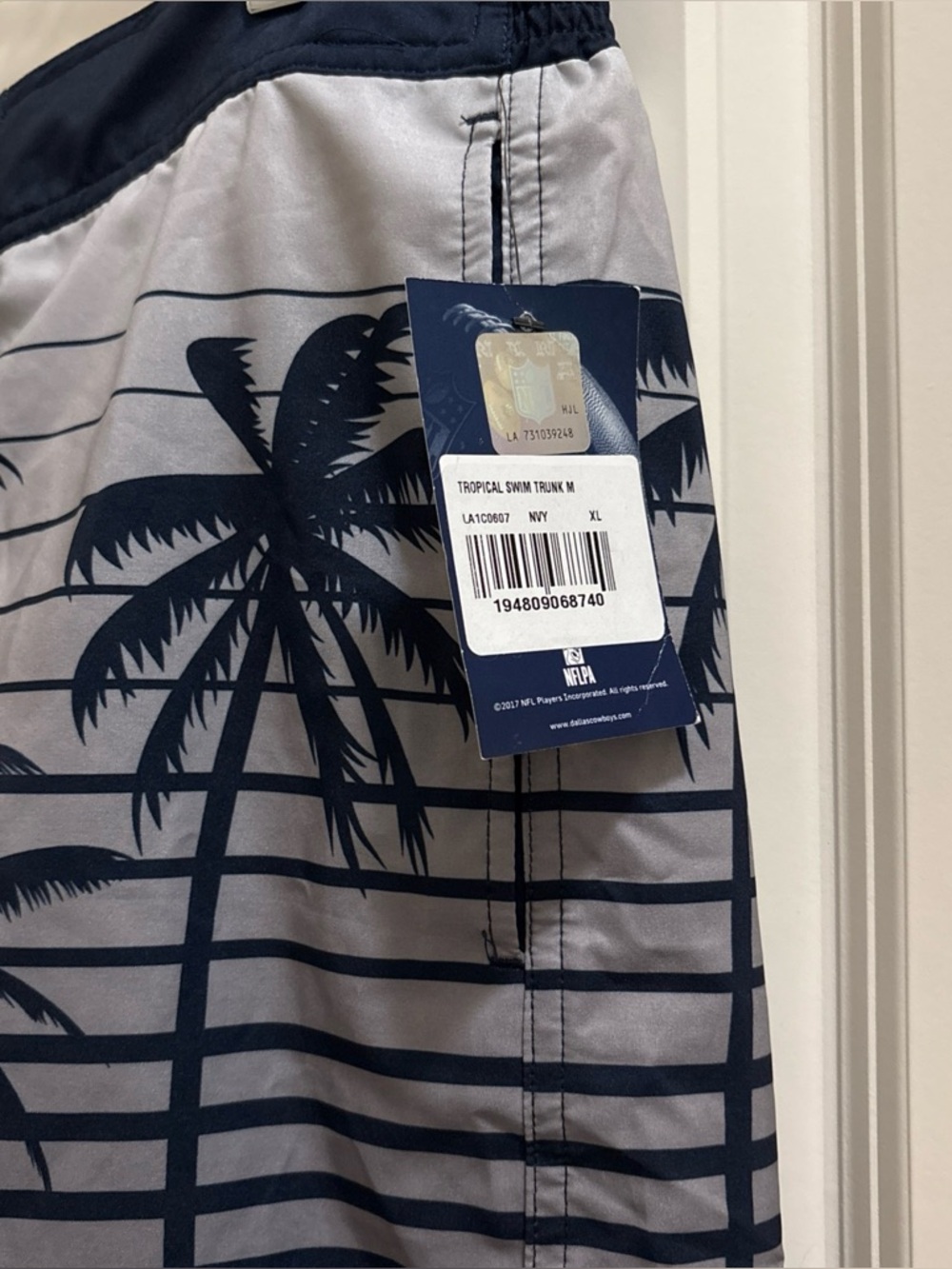 NWT Men’s NFL Dallas Cowboys Team Apparel Tropical Print Swim Trunks XL Beach - Picture 2 of 5